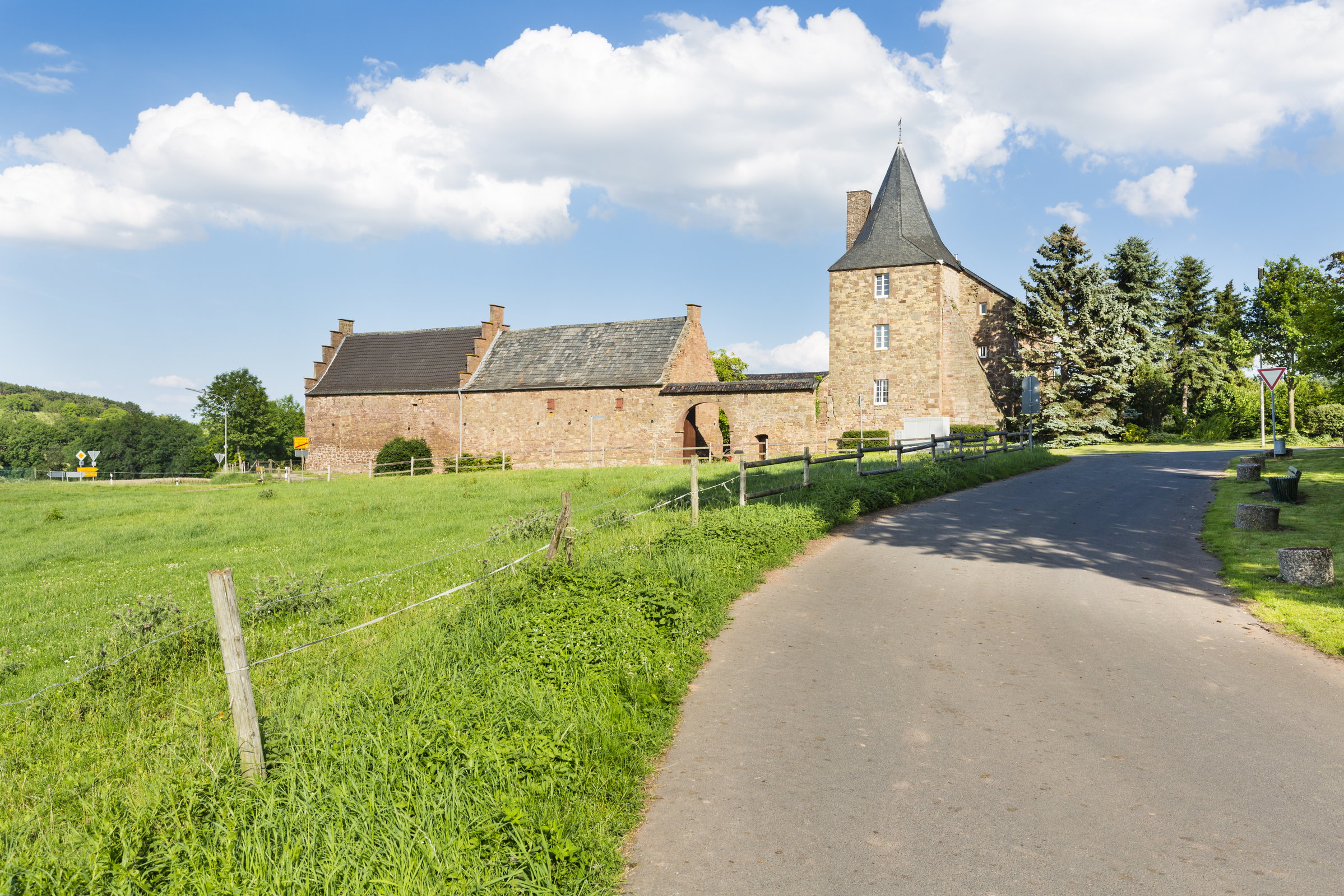 reiseziele-noerdliche-eifel-ebike-mieten-293380598